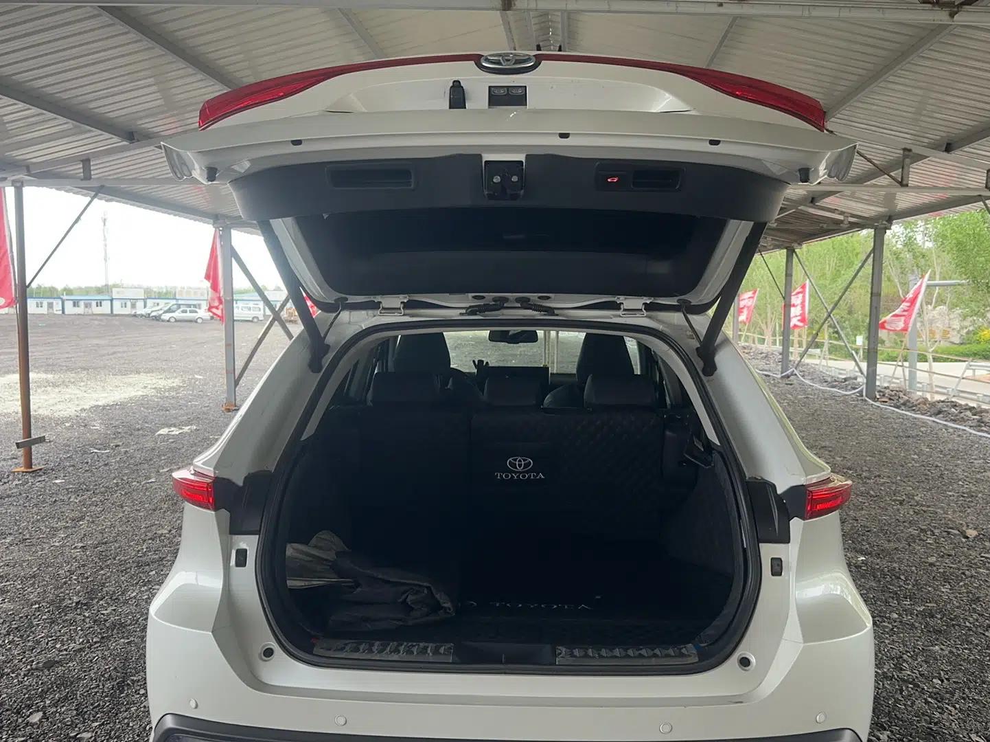Toyota Harrier 2023 Dual-Motor 2.5L CVT 4x4 Deluxe Edition — миниатюра 18