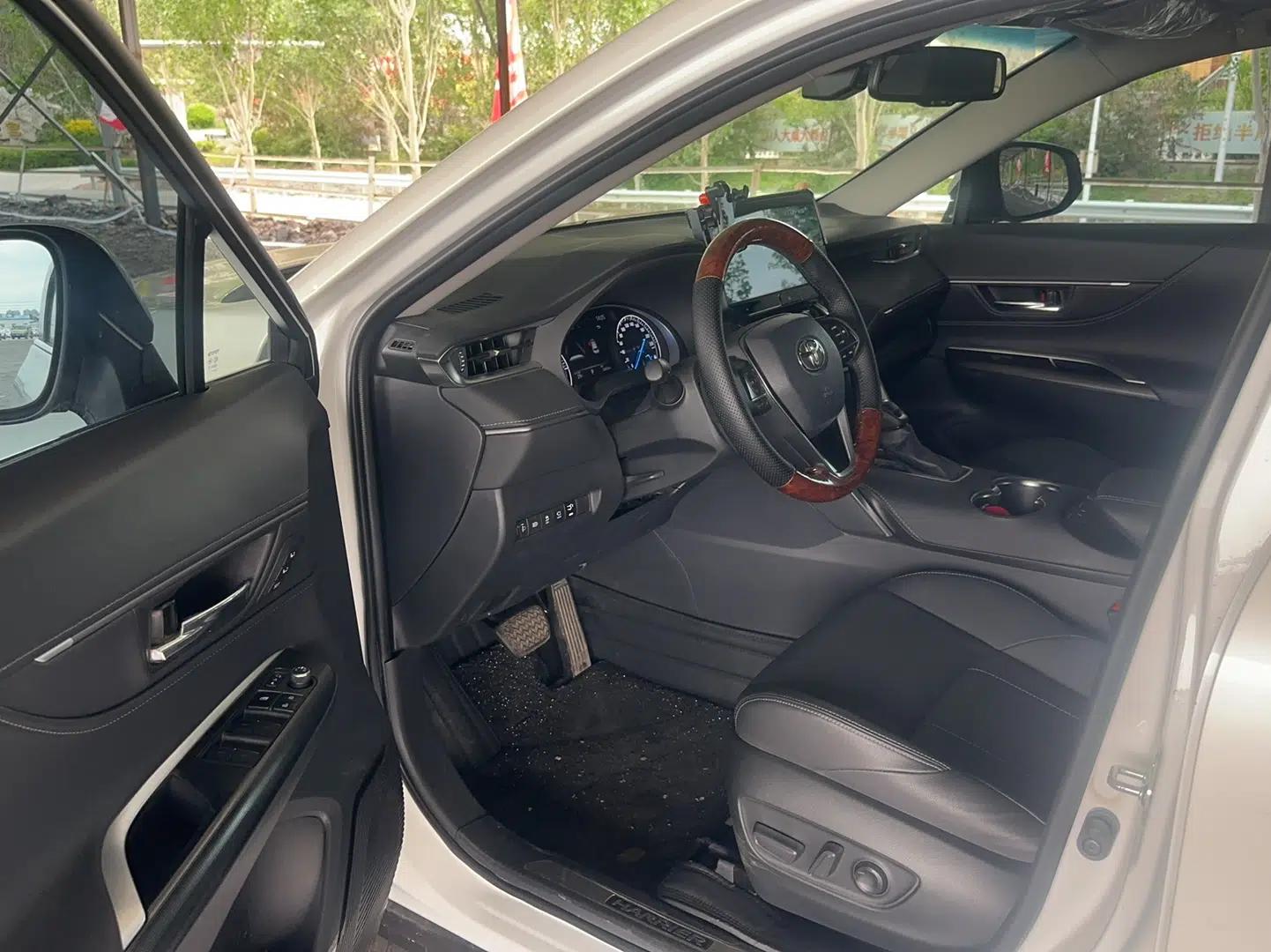 Toyota Harrier 2023 Dual-Motor 2.5L CVT 4x4 Deluxe Edition — миниатюра 19