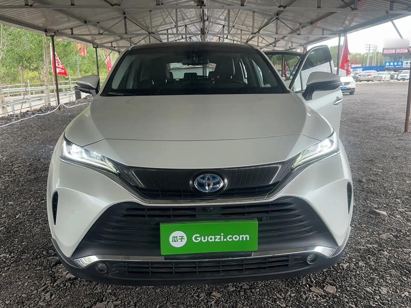 Toyota Harrier 2023 Dual-Motor 2.5L CVT 4x4 Deluxe Edition — миниатюра 3
