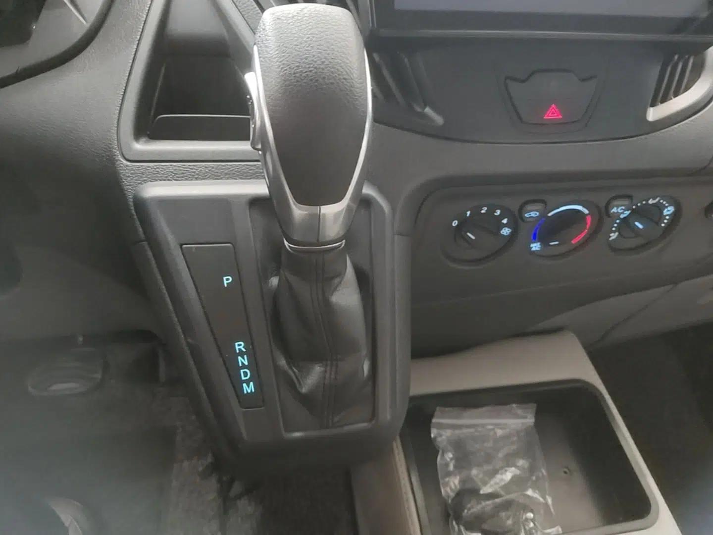 Ford Transit 2019 2.0T Gasoline Automatic Multi-Function Commercial Vehicle Short Wheelbase Low Roof 6-Seater China VI Standard — миниатюра 16