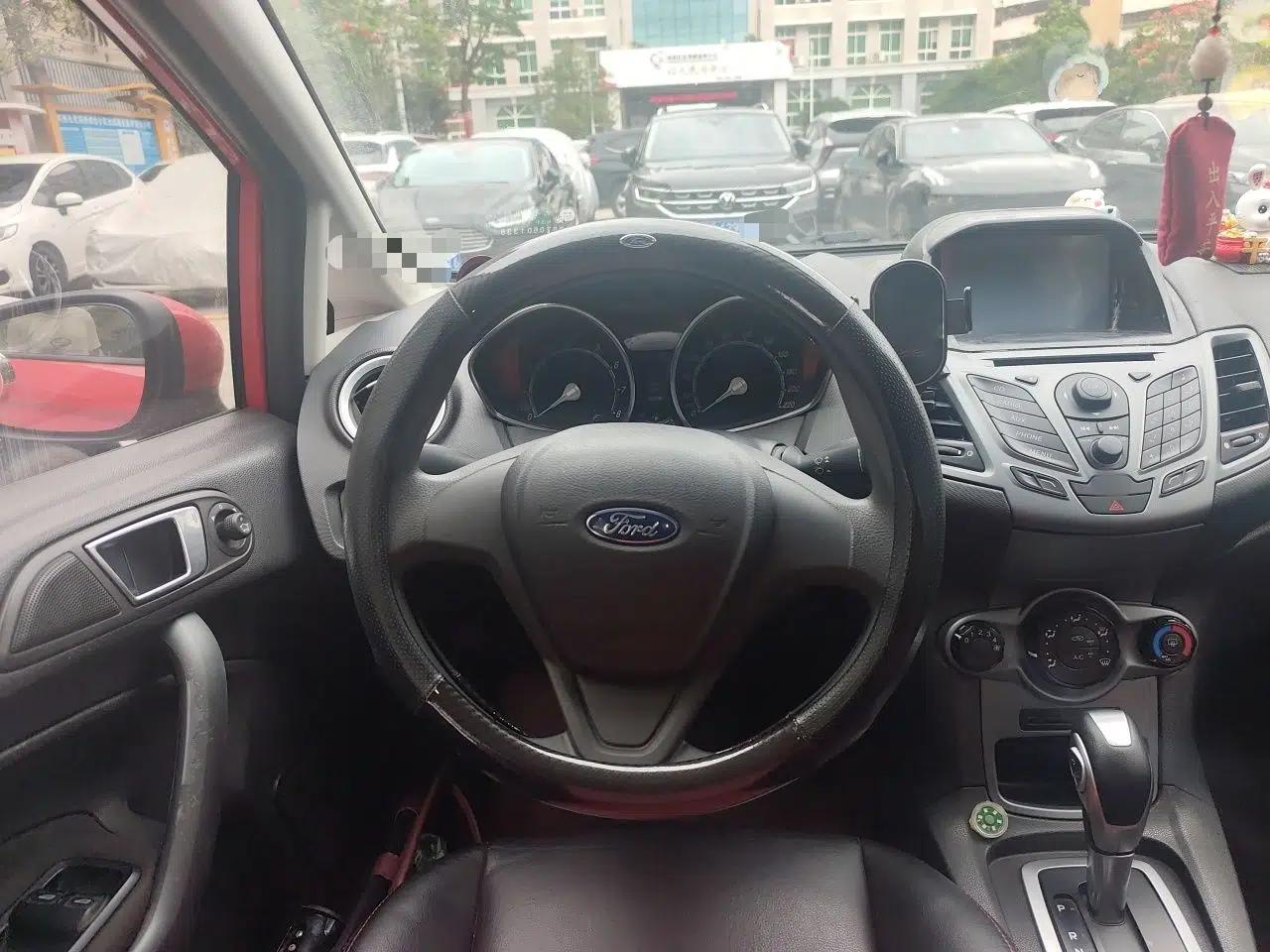 Ford Fiesta 2013 Hatchback 1.5L Automatic Fashion Edition — миниатюра 11