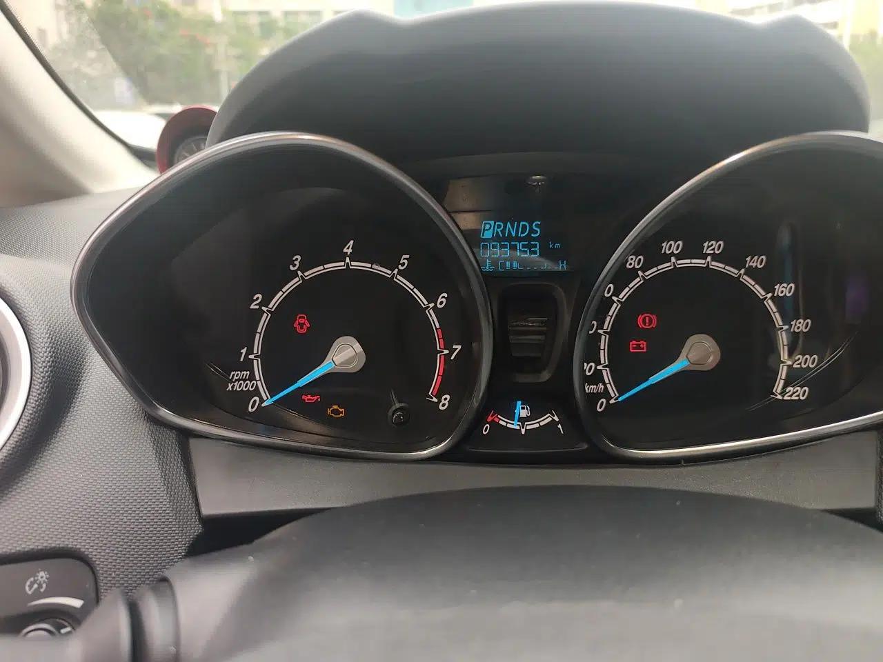 Ford Fiesta 2013 Hatchback 1.5L Automatic Fashion Edition — миниатюра 12