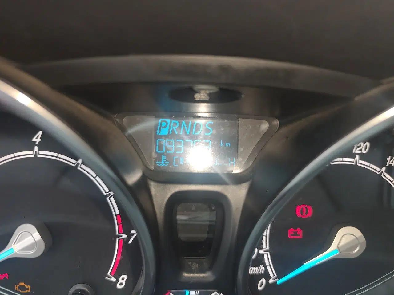 Ford Fiesta 2013 Hatchback 1.5L Automatic Fashion Edition — миниатюра 13