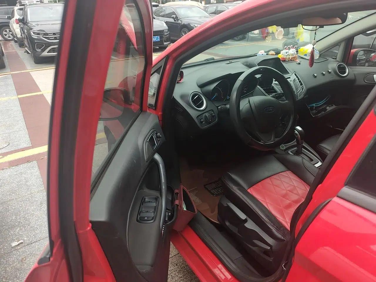 Ford Fiesta 2013 Hatchback 1.5L Automatic Fashion Edition — миниатюра 17