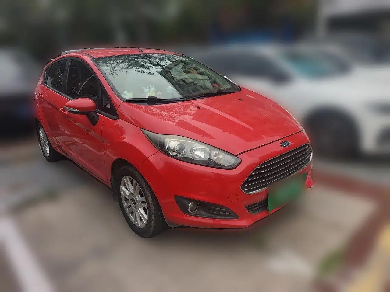 Ford Fiesta 2013 Hatchback 1.5L Automatic Fashion Edition — миниатюра 3