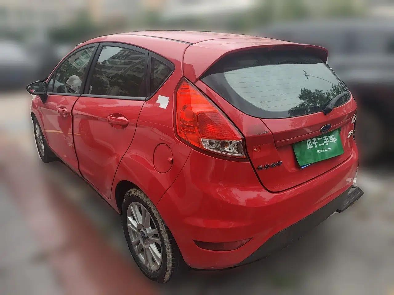 Ford Fiesta 2013 Hatchback 1.5L Automatic Fashion Edition — миниатюра 4
