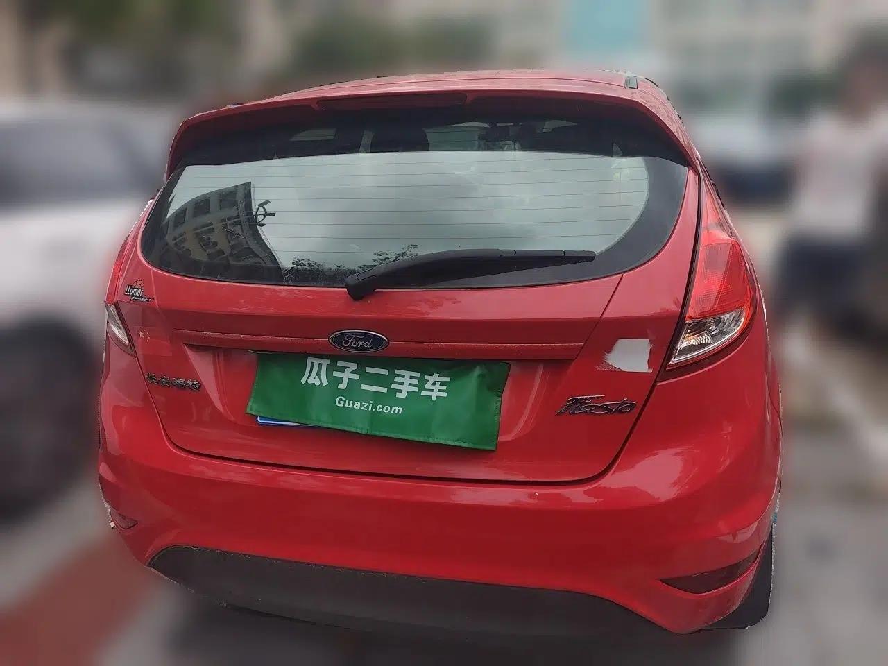 Ford Fiesta 2013 Hatchback 1.5L Automatic Fashion Edition — миниатюра 5