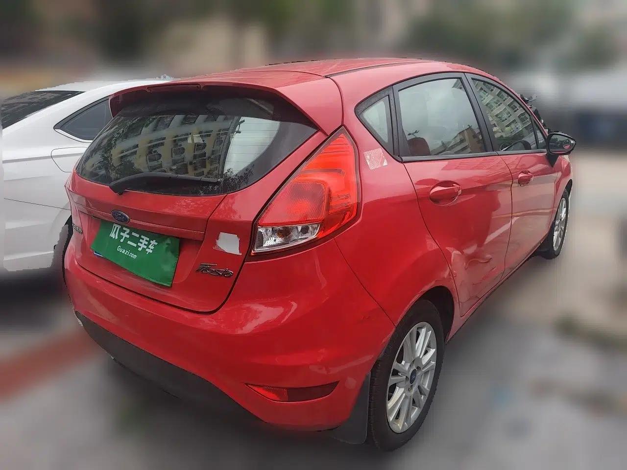 Ford Fiesta 2013 Hatchback 1.5L Automatic Fashion Edition — миниатюра 6