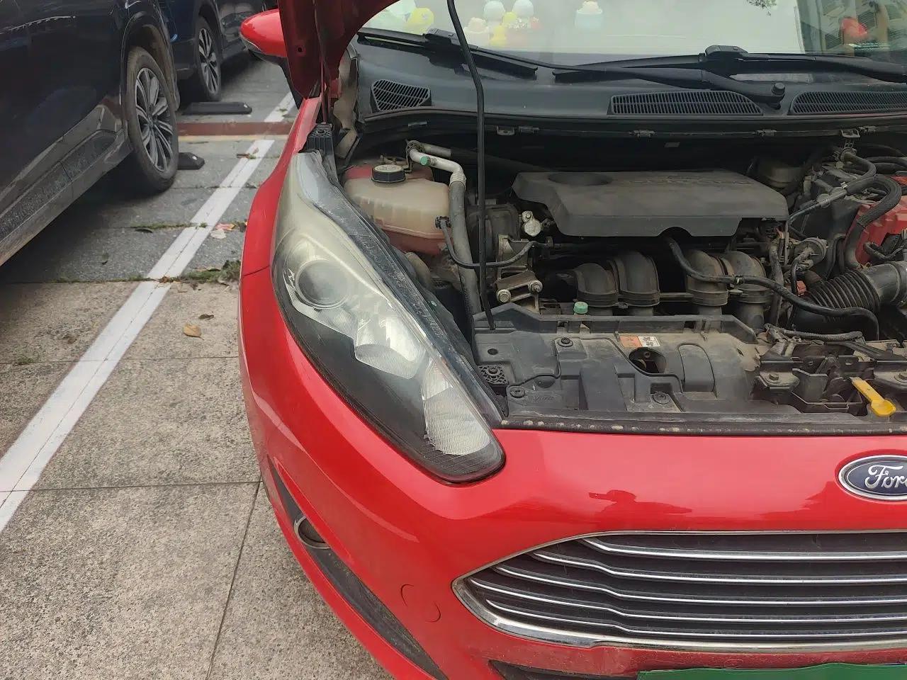 Ford Fiesta 2013 Hatchback 1.5L Automatic Fashion Edition — миниатюра 7