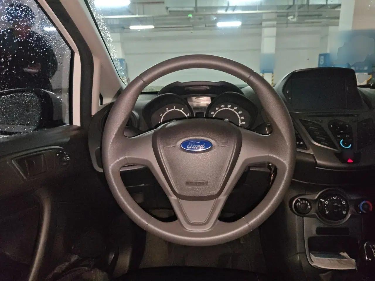 Ford Fiesta 2013 Sedan 1.5L Manual Fashion Edition — миниатюра 11