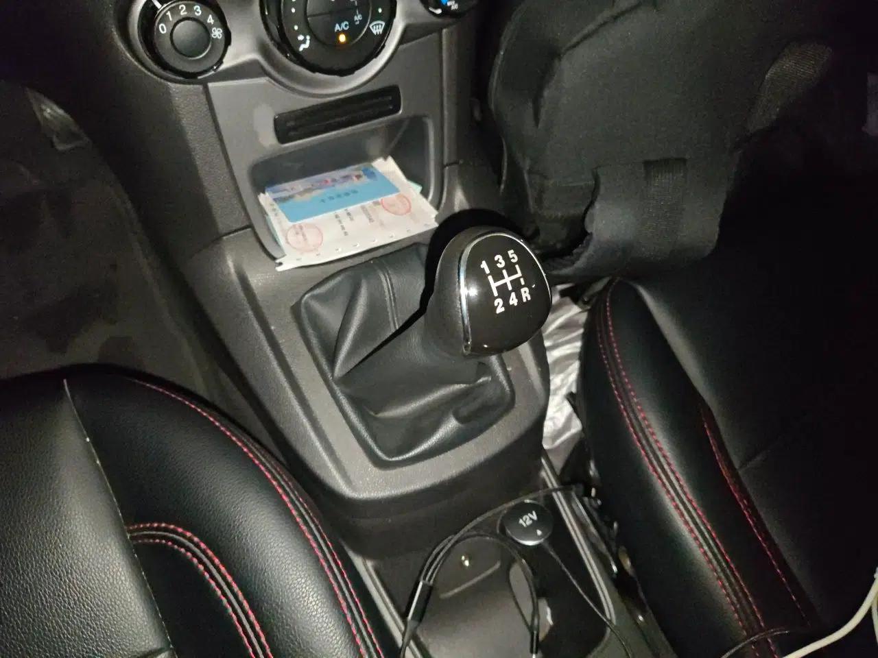 Ford Fiesta 2013 Sedan 1.5L Manual Fashion Edition — миниатюра 15