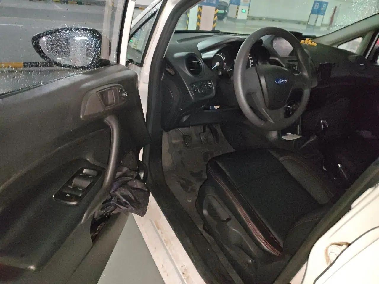 Ford Fiesta 2013 Sedan 1.5L Manual Fashion Edition — миниатюра 17