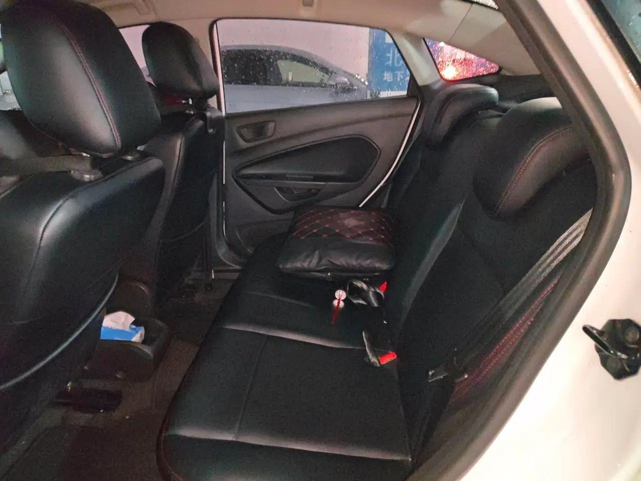 Ford Fiesta 2013 Sedan 1.5L Manual Fashion Edition — миниатюра 18