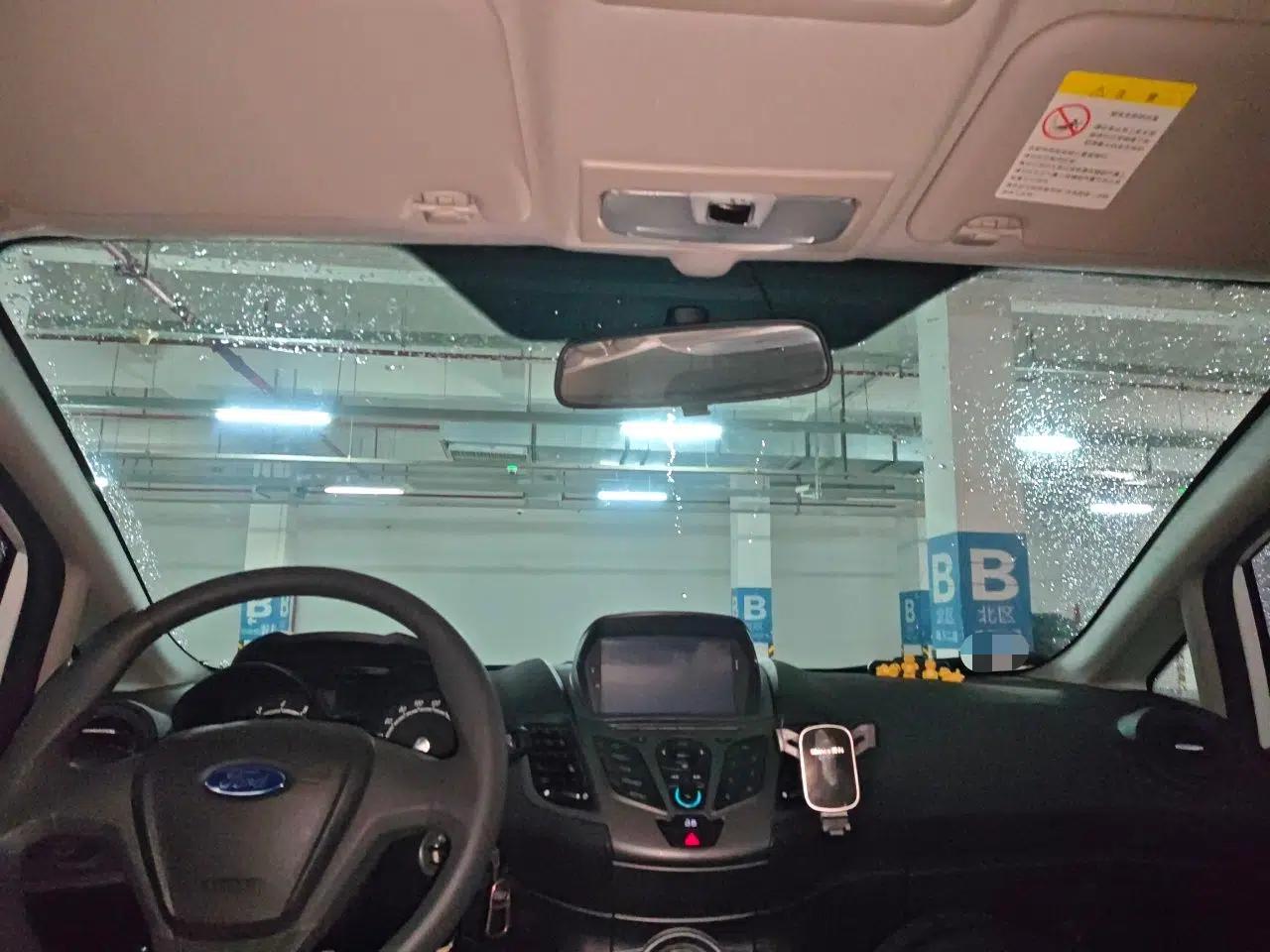 Ford Fiesta 2013 Sedan 1.5L Manual Fashion Edition — миниатюра 19