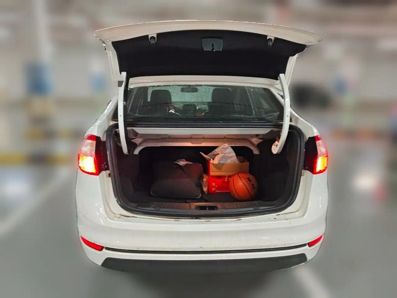Ford Fiesta 2013 Sedan 1.5L Manual Fashion Edition — миниатюра 20
