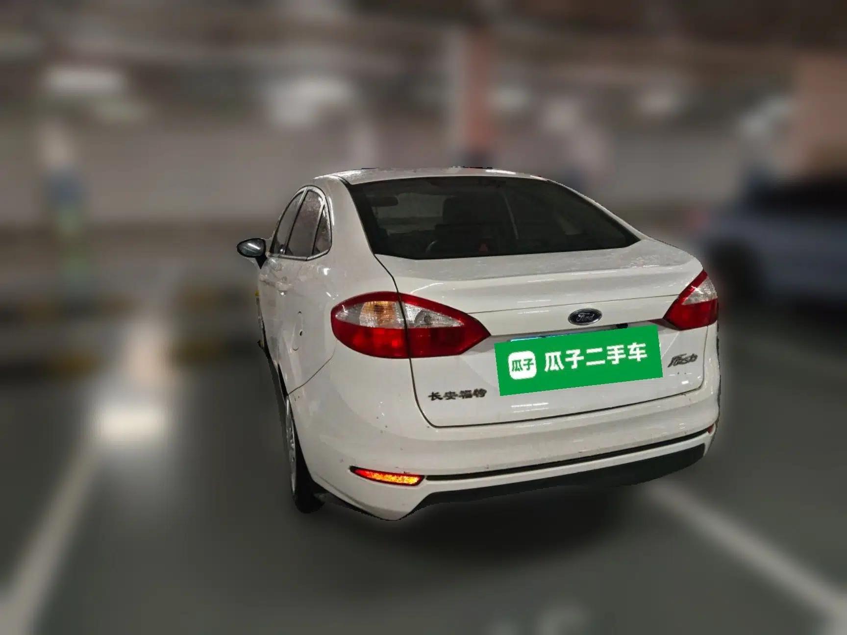 Ford Fiesta 2013 Sedan 1.5L Manual Fashion Edition — миниатюра 4