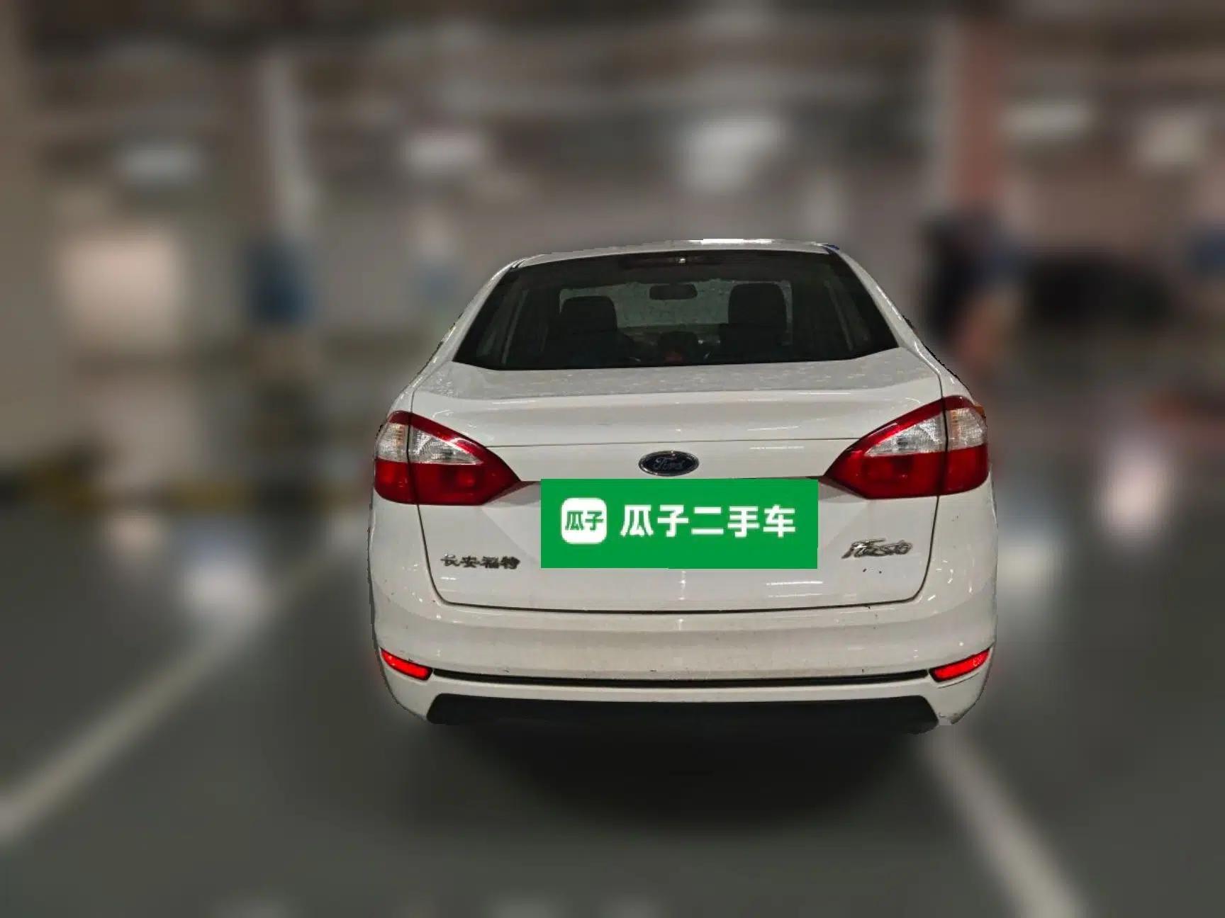 Ford Fiesta 2013 Sedan 1.5L Manual Fashion Edition — миниатюра 5