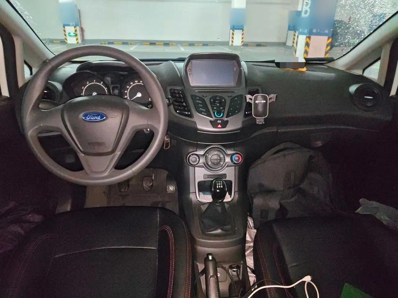 Ford Fiesta 2013 Sedan 1.5L Manual Fashion Edition — миниатюра 10
