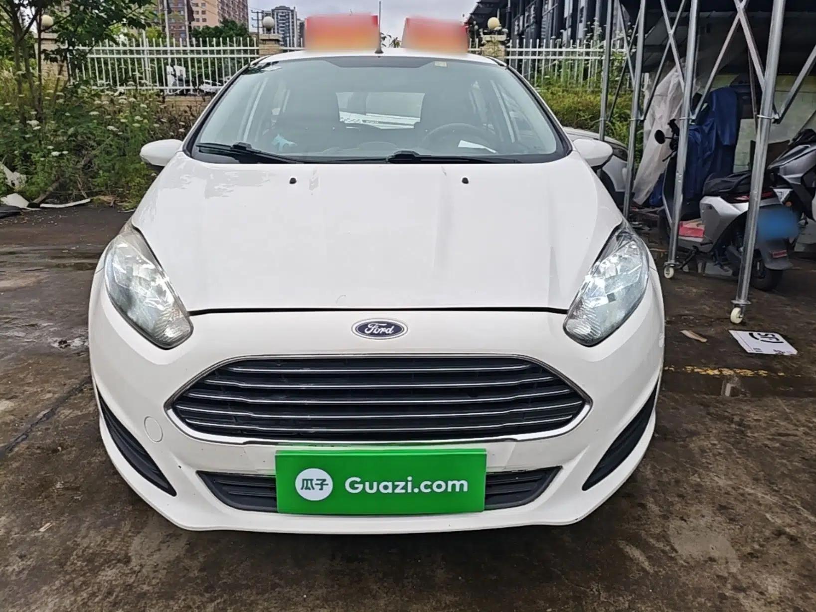 Ford Fiesta 2013 Hatchback 1.5L Manual Fashion Edition — миниатюра 2
