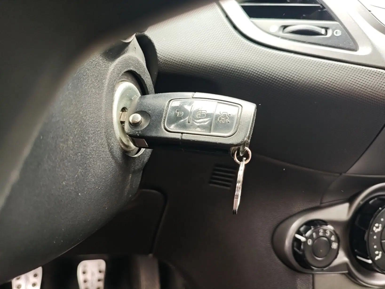 Ford Fiesta 2013 Hatchback 1.5L Manual Fashion Edition — миниатюра 12