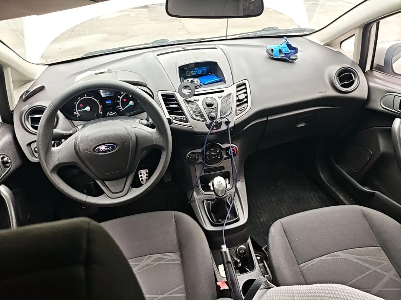 Ford Fiesta 2013 Hatchback 1.5L Manual Fashion Edition — миниатюра 13