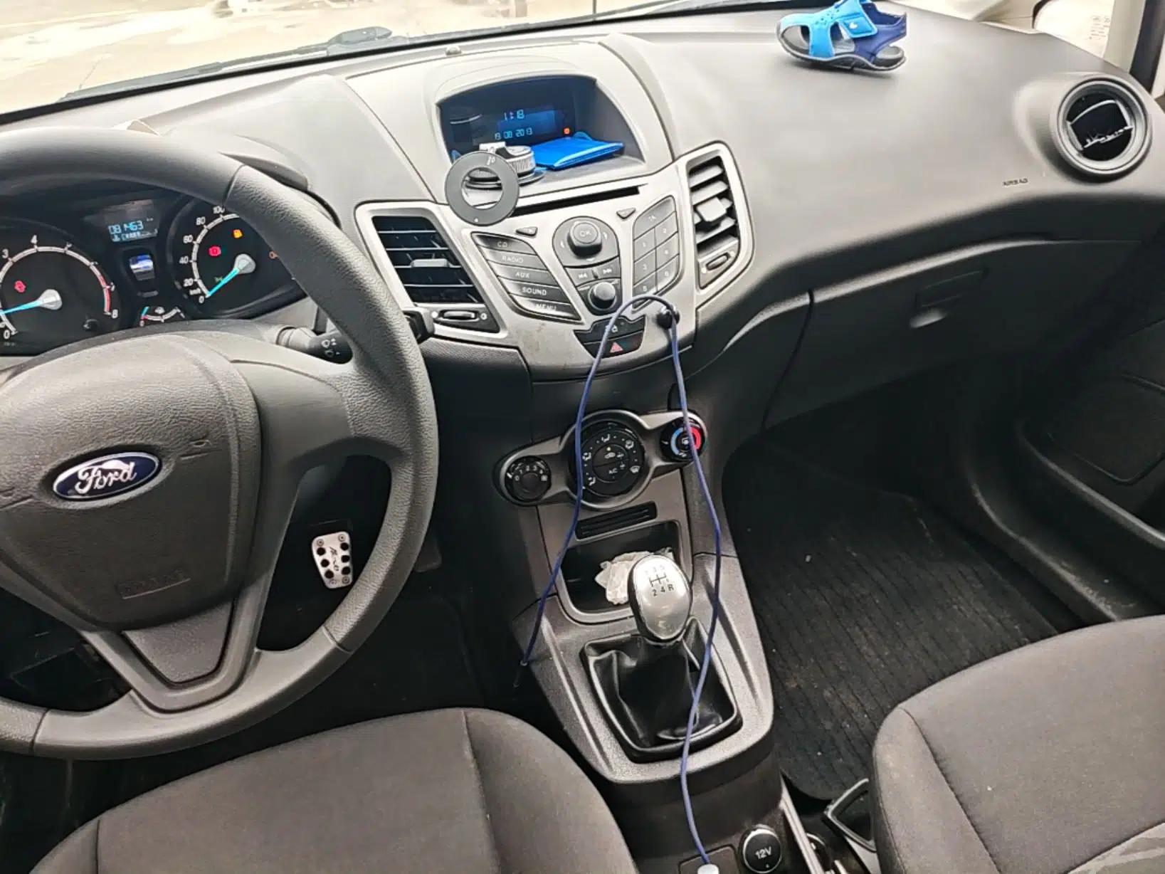 Ford Fiesta 2013 Hatchback 1.5L Manual Fashion Edition — миниатюра 16