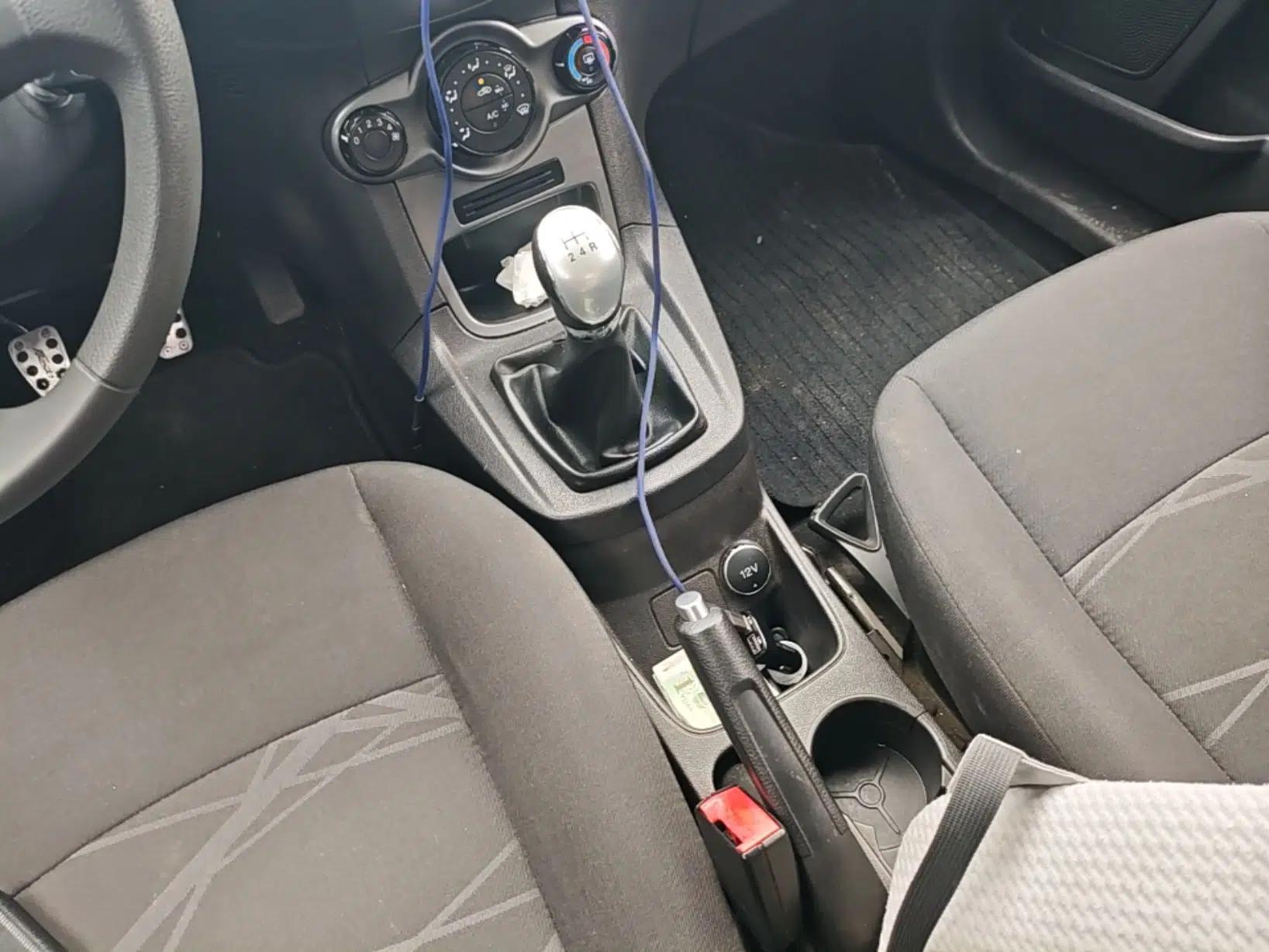Ford Fiesta 2013 Hatchback 1.5L Manual Fashion Edition — миниатюра 17