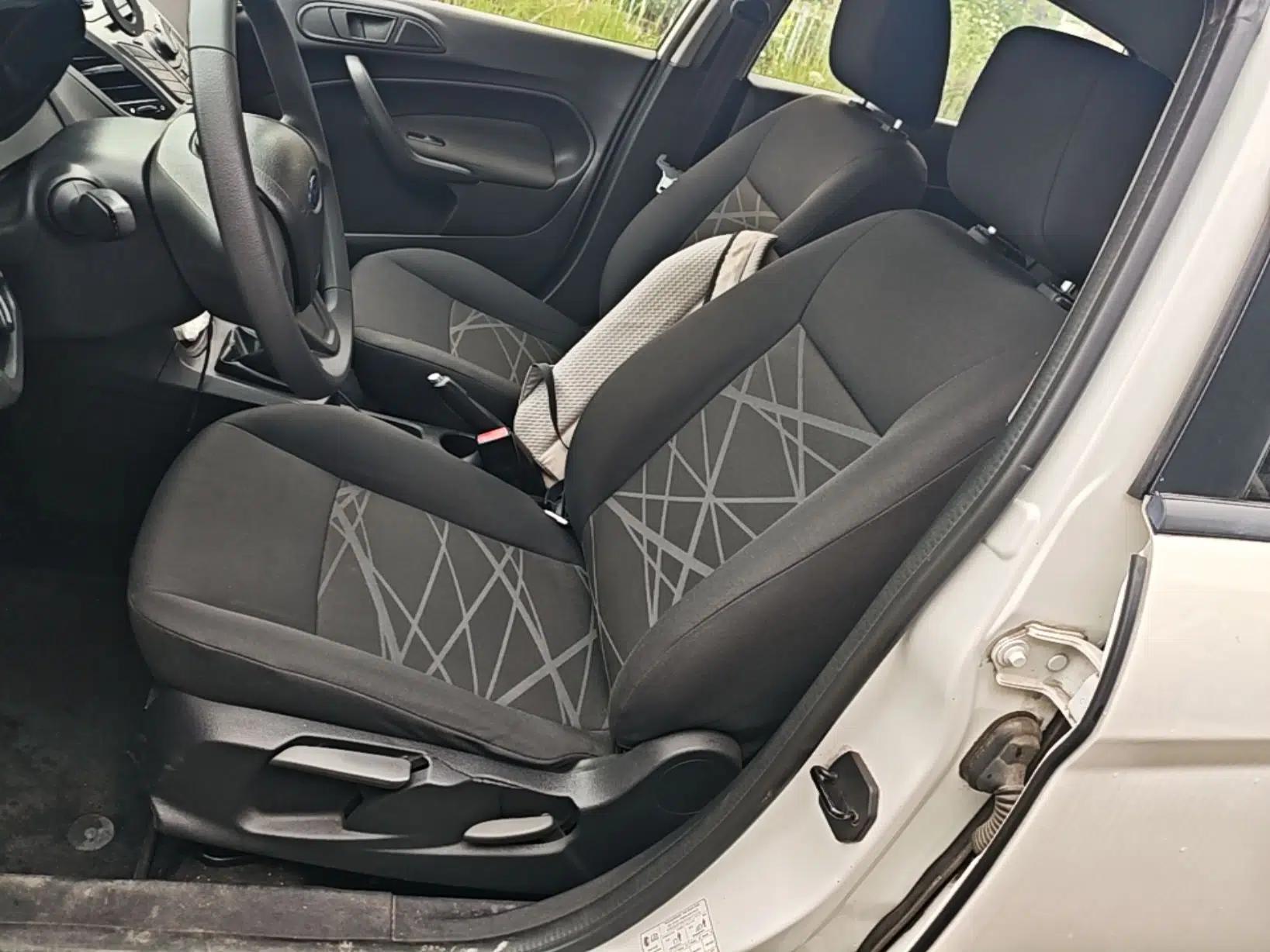 Ford Fiesta 2013 Hatchback 1.5L Manual Fashion Edition — миниатюра 18