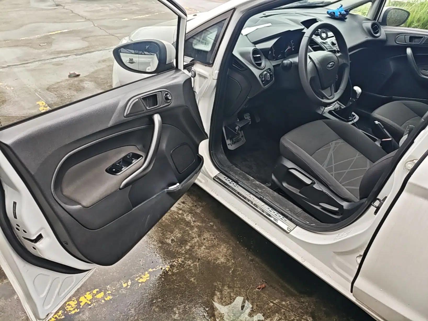 Ford Fiesta 2013 Hatchback 1.5L Manual Fashion Edition — миниатюра 19