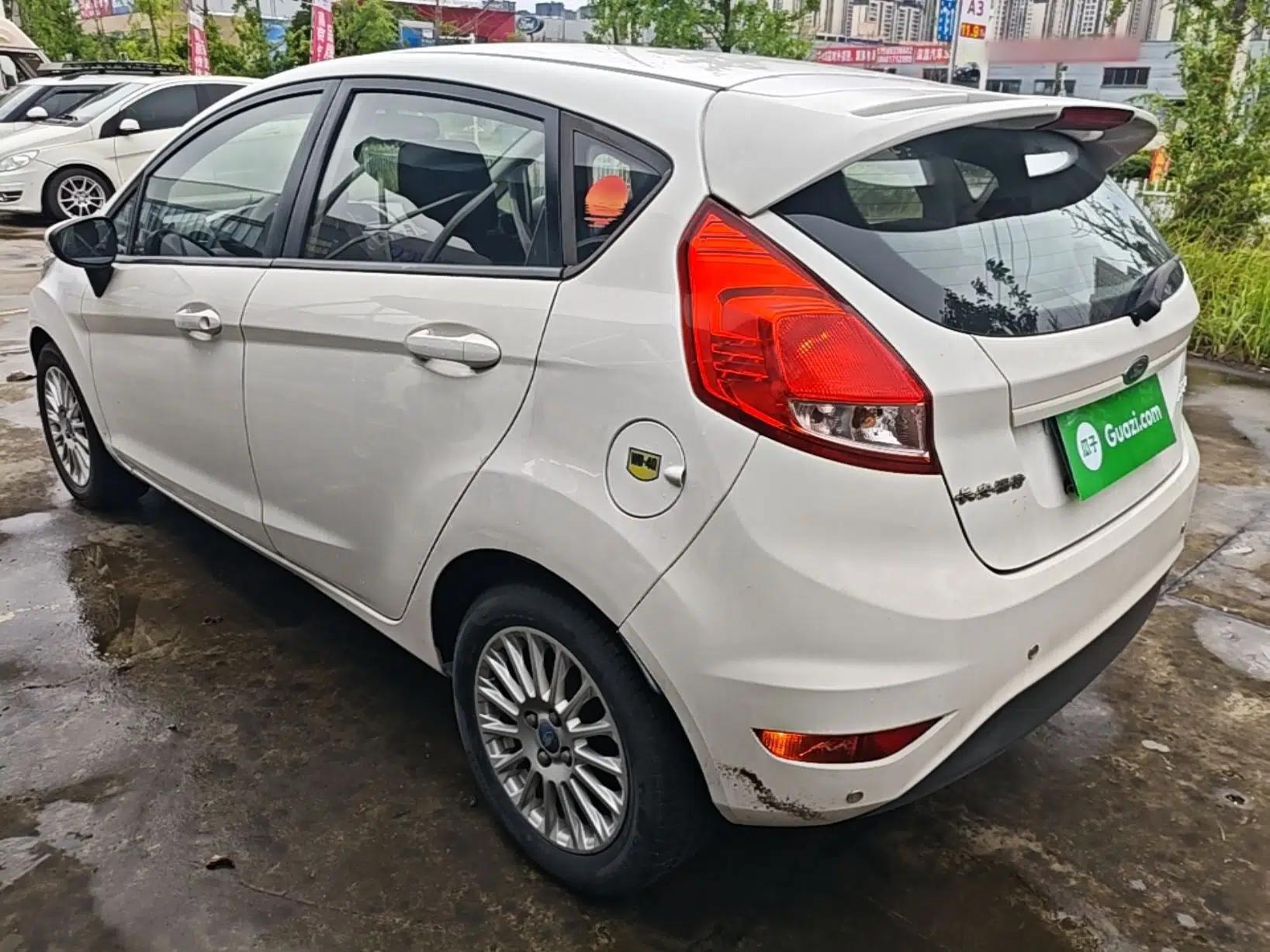 Ford Fiesta 2013 Hatchback 1.5L Manual Fashion Edition — миниатюра 4
