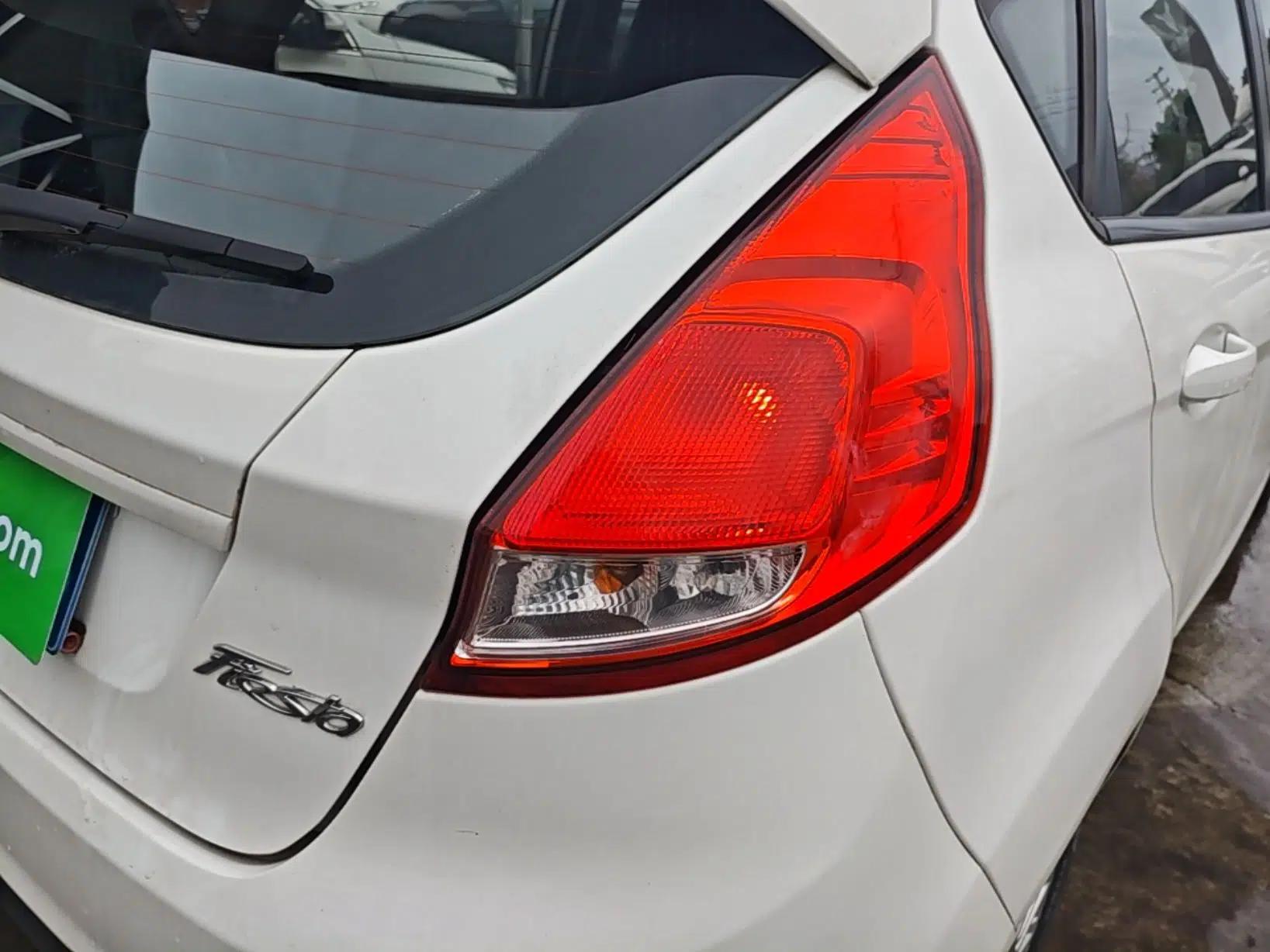 Ford Fiesta 2013 Hatchback 1.5L Manual Fashion Edition — миниатюра 7