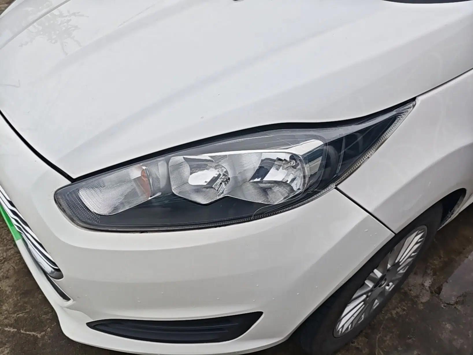 Ford Fiesta 2013 Hatchback 1.5L Manual Fashion Edition — миниатюра 9