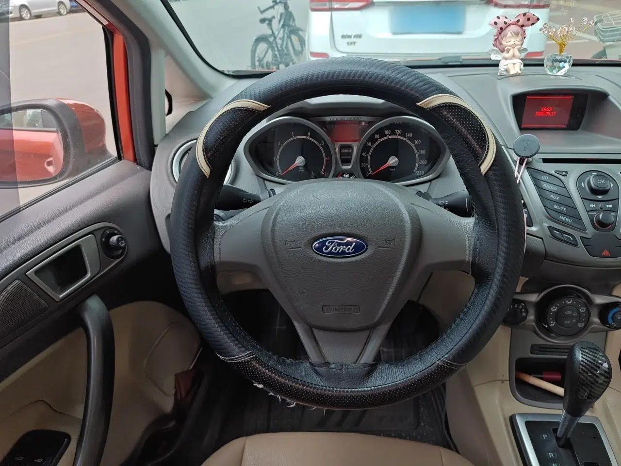 Ford Fiesta 2011 Hatchback 1.5L Automatic Fashion Edition — миниатюра 11