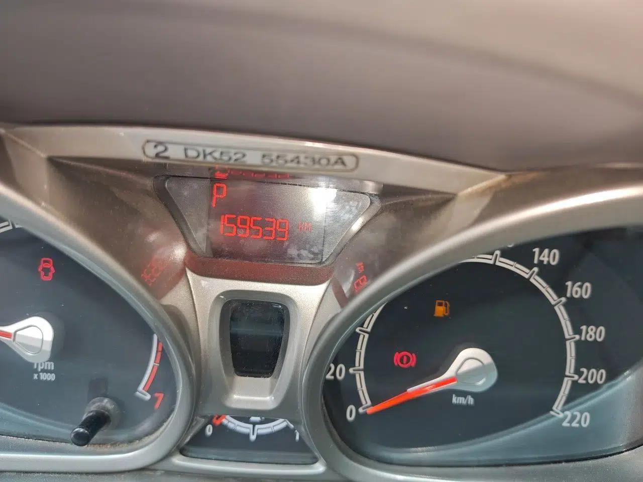 Ford Fiesta 2011 Hatchback 1.5L Automatic Fashion Edition — миниатюра 13