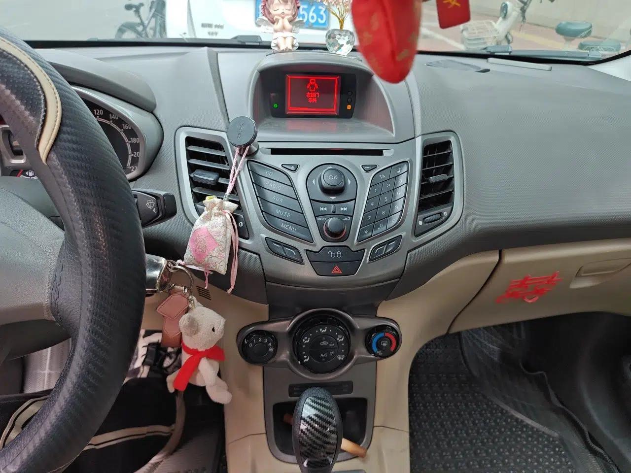 Ford Fiesta 2011 Hatchback 1.5L Automatic Fashion Edition — миниатюра 14