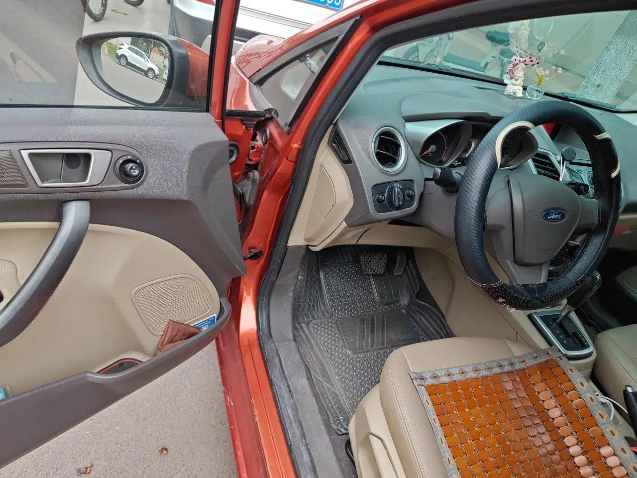 Ford Fiesta 2011 Hatchback 1.5L Automatic Fashion Edition — миниатюра 17