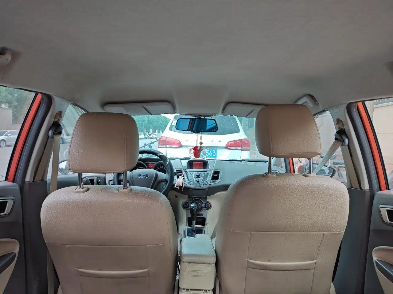 Ford Fiesta 2011 Hatchback 1.5L Automatic Fashion Edition — миниатюра 19