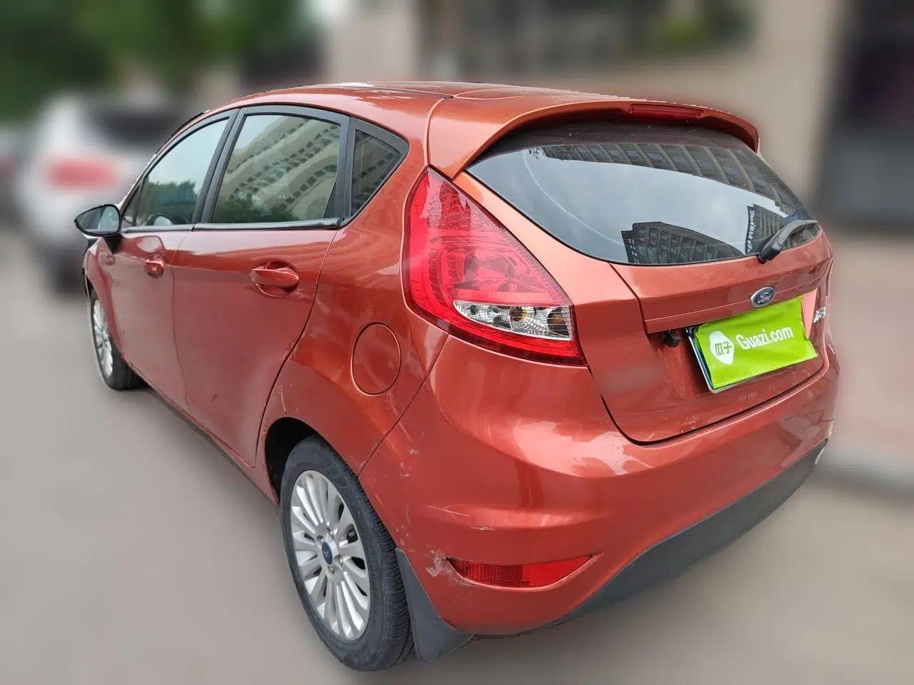 Ford Fiesta 2011 Hatchback 1.5L Automatic Fashion Edition — миниатюра 4