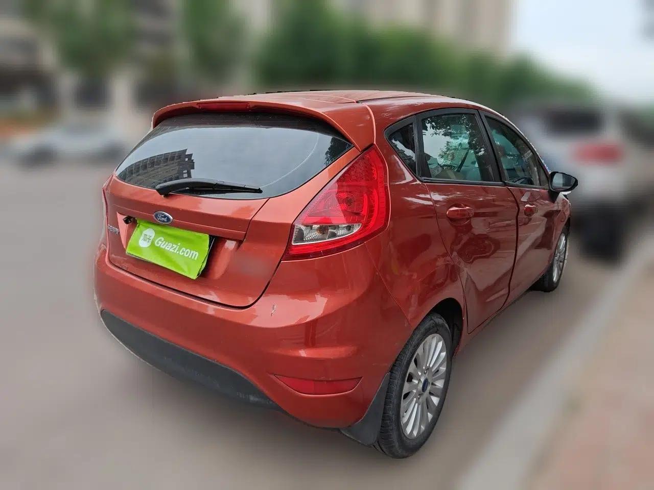 Ford Fiesta 2011 Hatchback 1.5L Automatic Fashion Edition — миниатюра 6