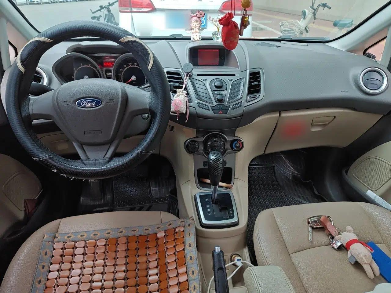 Ford Fiesta 2011 Hatchback 1.5L Automatic Fashion Edition — миниатюра 10