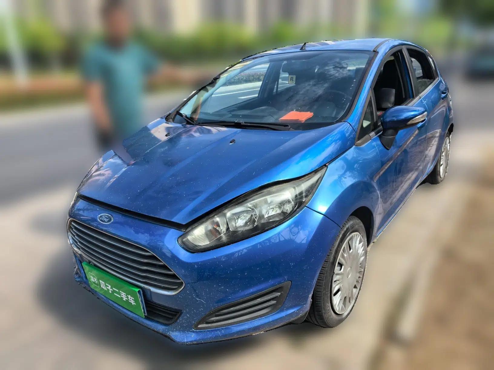 Ford Fiesta 2013 Hatchback 1.5L Manual Fashion Edition — миниатюра 1