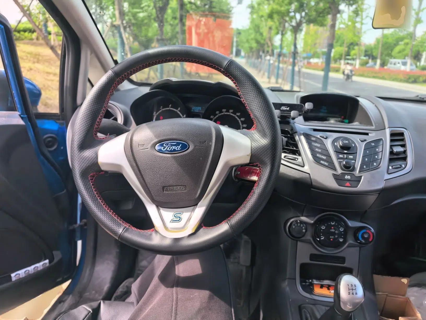 Ford Fiesta 2013 Hatchback 1.5L Manual Fashion Edition — миниатюра 11