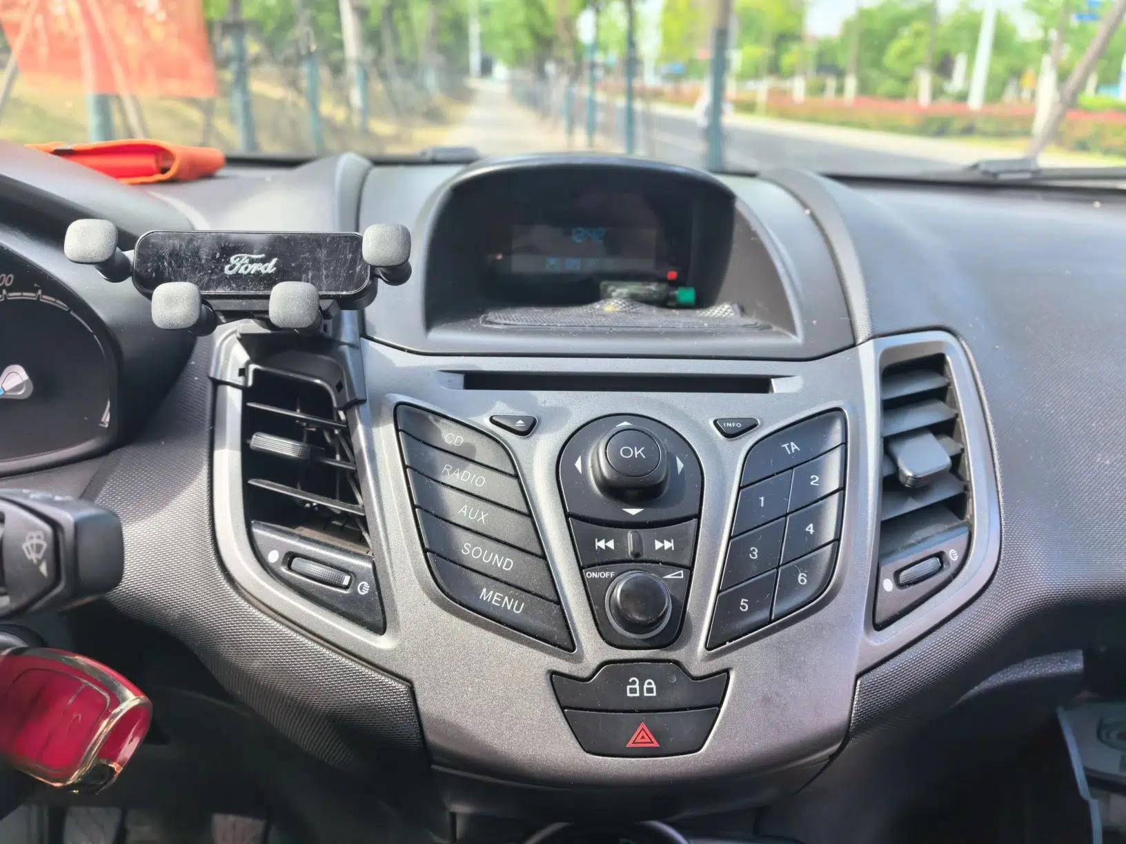Ford Fiesta 2013 Hatchback 1.5L Manual Fashion Edition — миниатюра 14