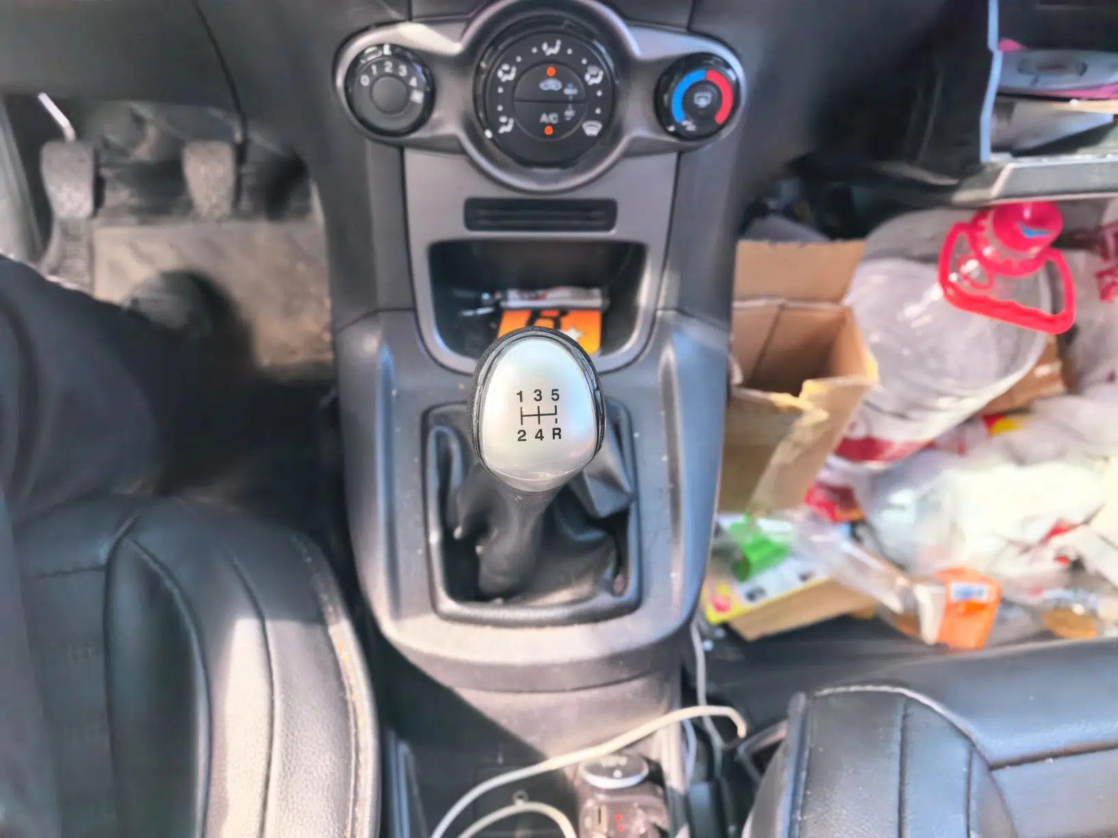 Ford Fiesta 2013 Hatchback 1.5L Manual Fashion Edition — миниатюра 15