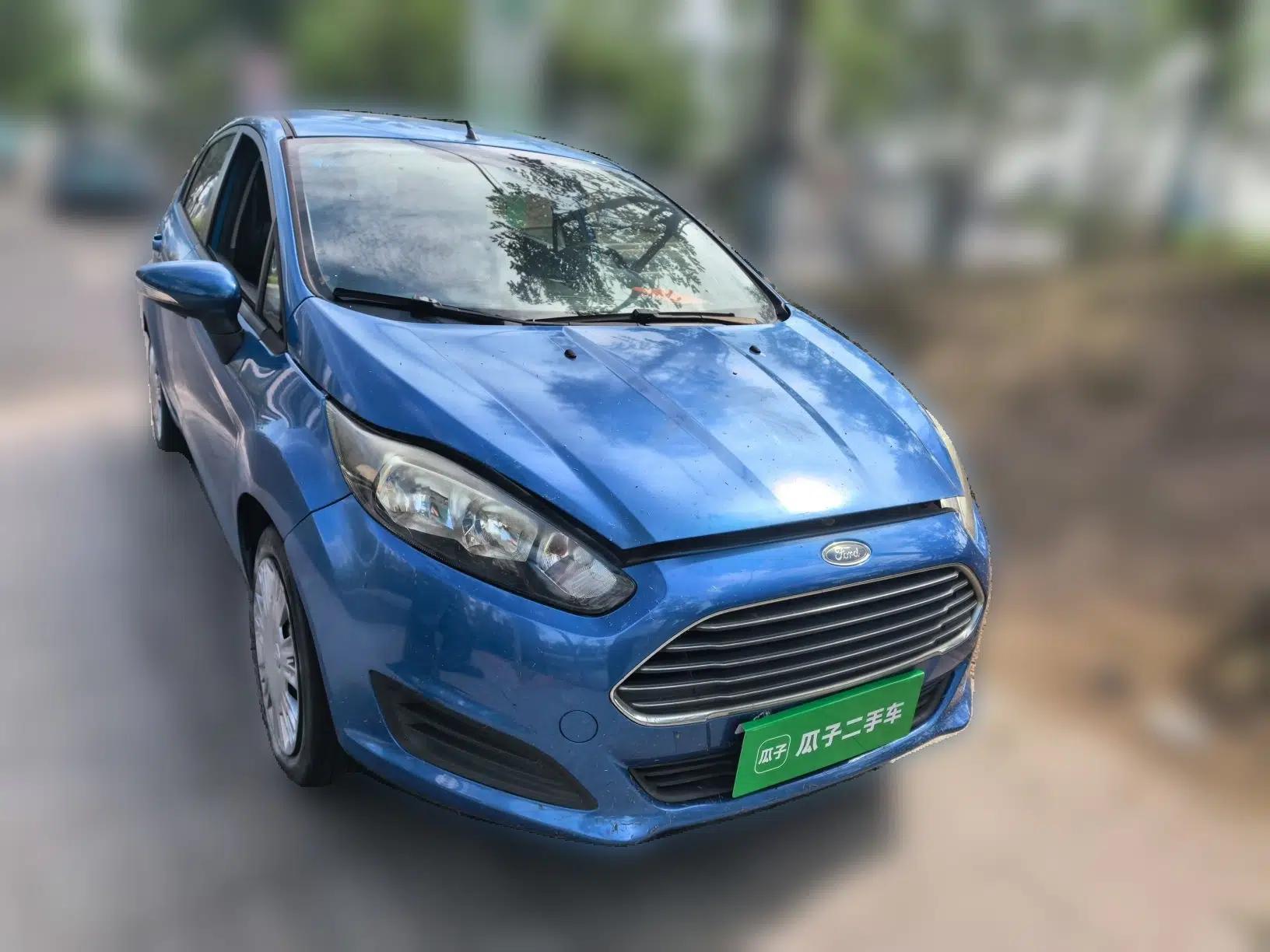 Ford Fiesta 2013 Hatchback 1.5L Manual Fashion Edition — миниатюра 3