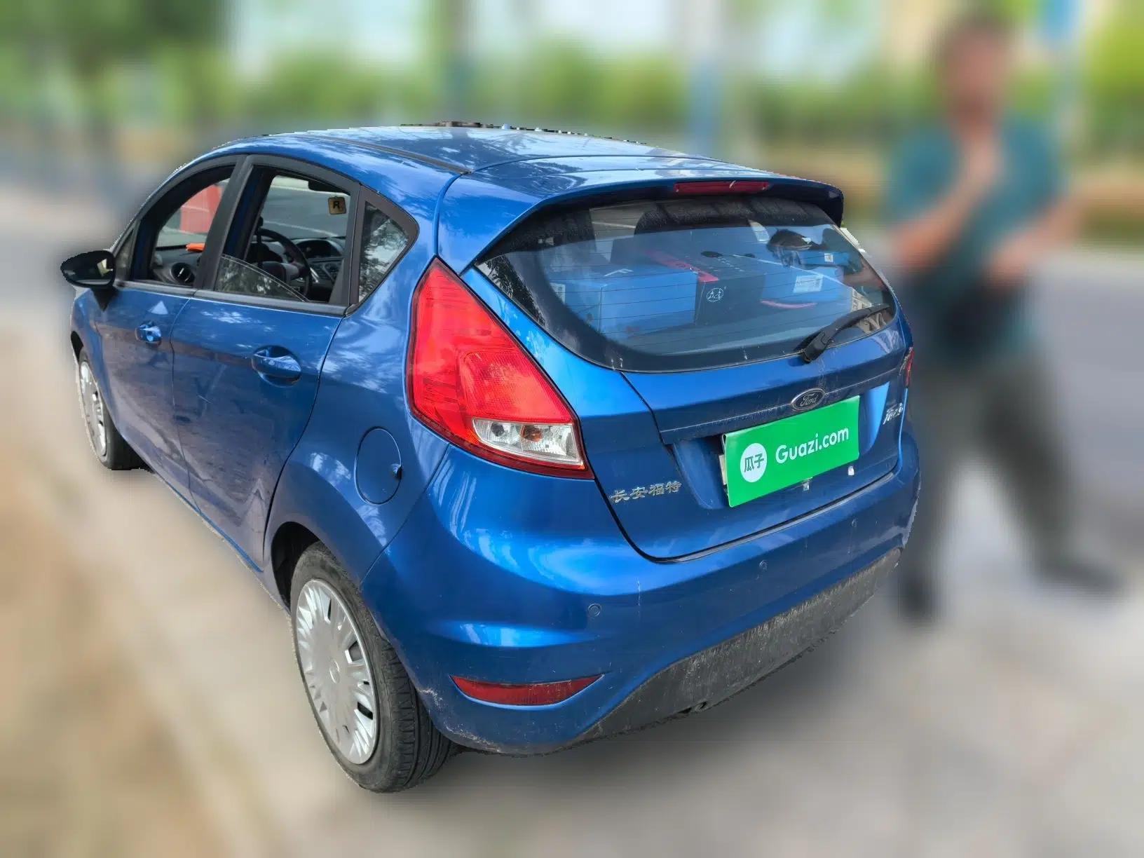 Ford Fiesta 2013 Hatchback 1.5L Manual Fashion Edition — миниатюра 4