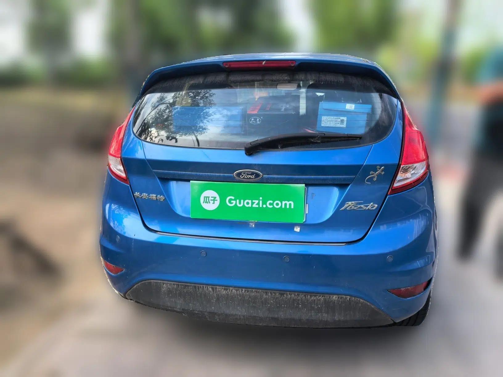 Ford Fiesta 2013 Hatchback 1.5L Manual Fashion Edition — миниатюра 5