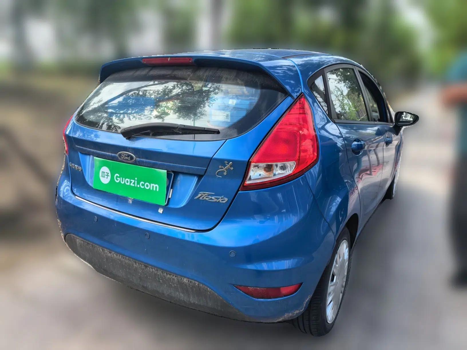 Ford Fiesta 2013 Hatchback 1.5L Manual Fashion Edition — миниатюра 6