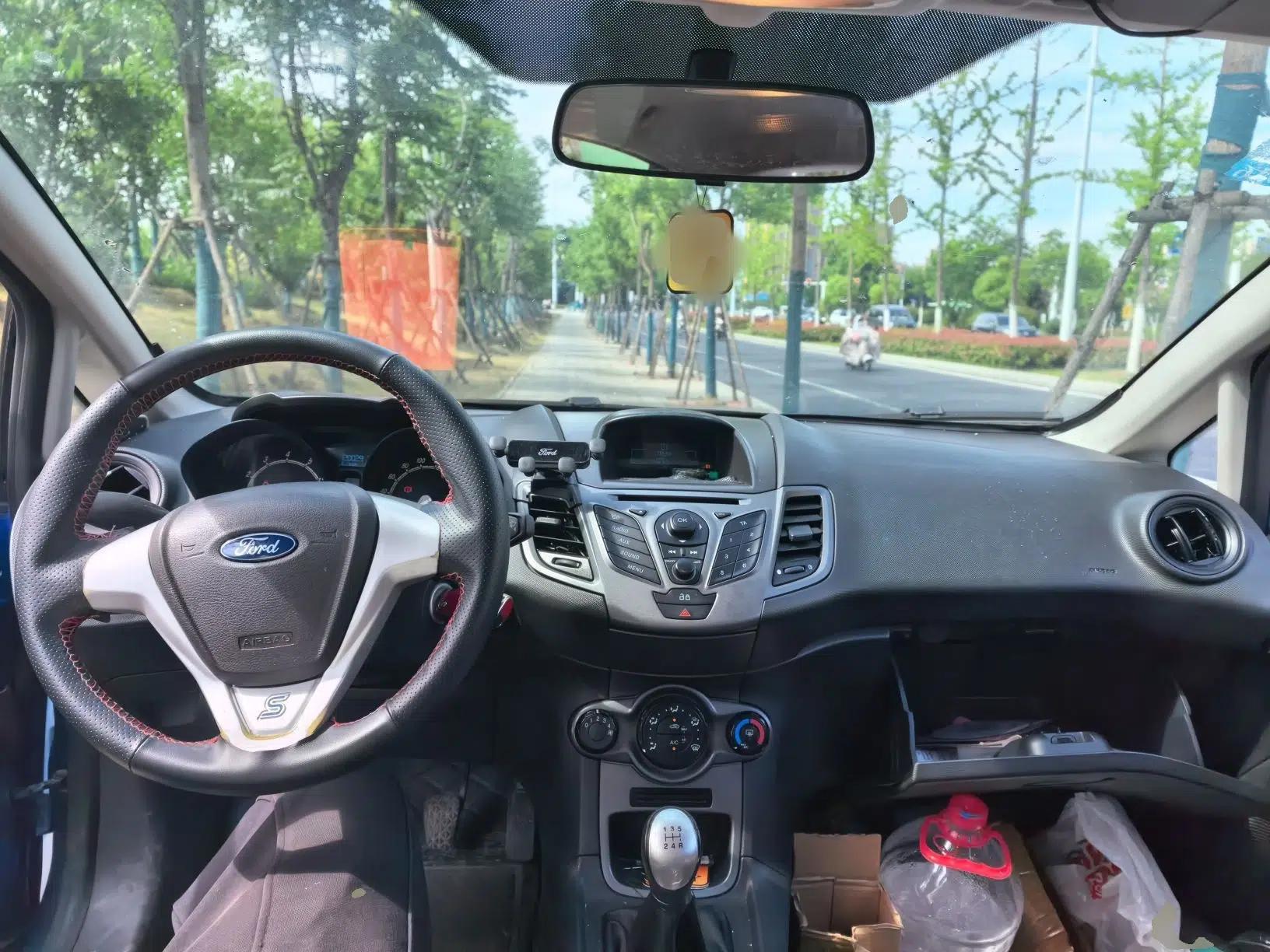 Ford Fiesta 2013 Hatchback 1.5L Manual Fashion Edition — миниатюра 10