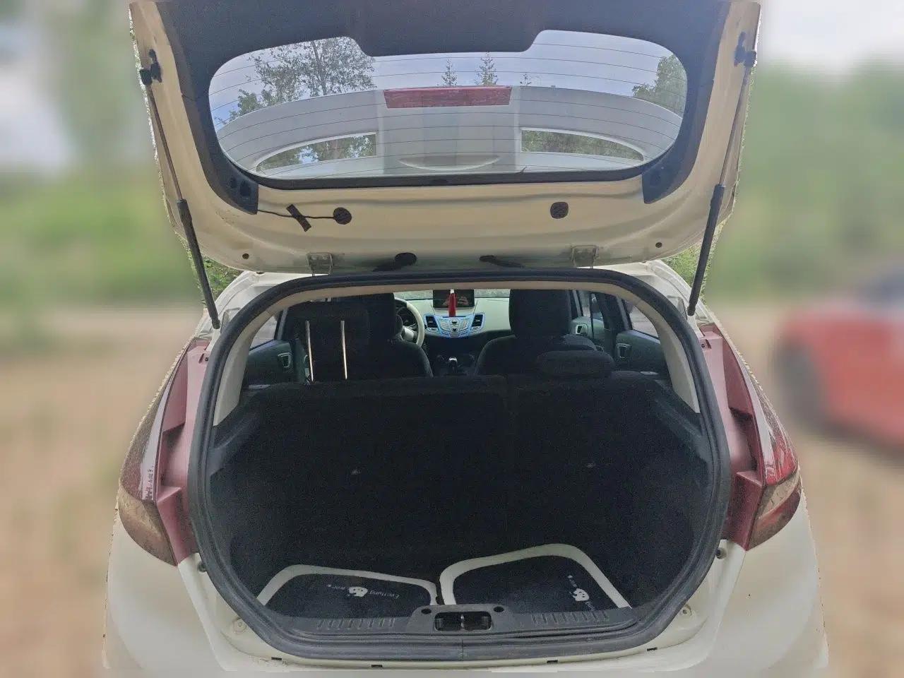 Ford Fiesta 2012 Hatchback 1.5L Automatic Dynamic Limited Edition — миниатюра 20
